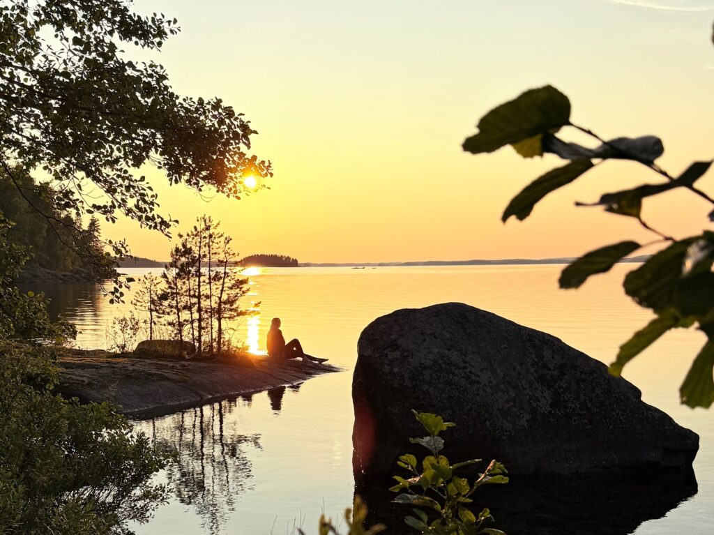 Haaveiletko kesäyöstä vesillä? Melontaretki Etelä-Konneveden kansallispuistossa yhdistää luonnon rauhan, saunan ja upeat maisemat.