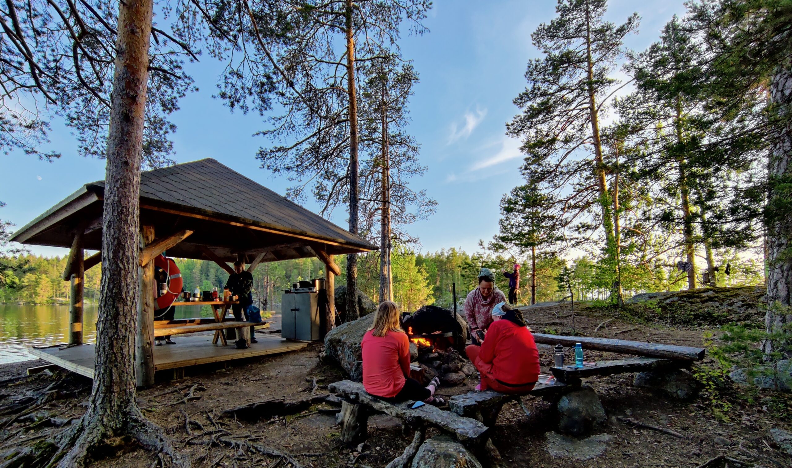 Keittokatos ja nuotiopaikka